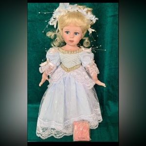 Vintage Ashton Drake collectors 1996 Cinderella doll.numbered 4322ff with papers